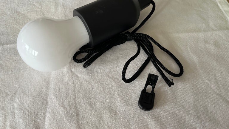 Es wird eine "Pull Light" benötigt, eine batteriebetriebene LED-Lampe mit Kabel und Fassung. 