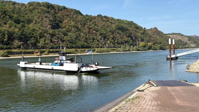Die Fähre Kaub auf dem Rhein bei Niedrigwasser.