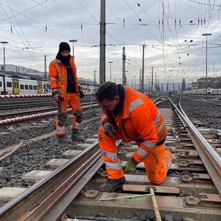 Bauarbeiten montieren Gleise: Die Arbeiten an den Gleisen am Hauptbahnhof Mainz sind schneller beendet worden als erwartet. 