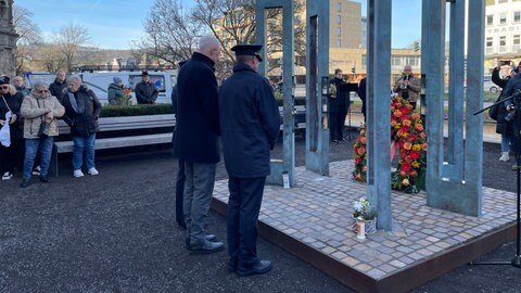 Menschen zünden Kerzen an und legen Blumen nieder: Am fünften Jahrestag der tödlichen Amokfahrt in Trier haben sich Betroffene und Bürger an der zentralen Gedenkstätte versammelt, um an die Opfer zu erinnern.