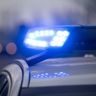 Ein Blaulicht eines Polizeiautos blinkt.