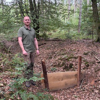 Lukas Maaß vom Forstrevier Bitburg-Steinborn hat Entwässerungsgräben verschlossen und damit einen Schritt in Richtung Wald der Zukunft gemacht.