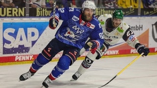 Hayden Shaw (Adler Mannheim) verfolgt von Manuel Wiederer (Eisbären Berlin).