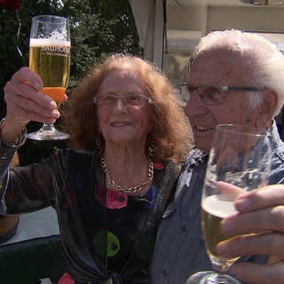 Thea Müller feiert lachend ihren 100. Geburtstag.