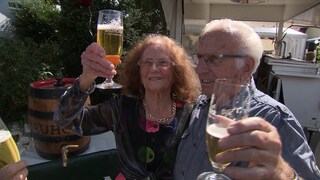 Thea Müller feiert lachend ihren 100. Geburtstag.