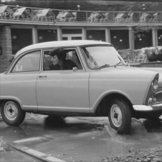 Frau fährt mit Ihrem Auto vom Parplatz