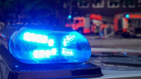 Blinkendes Blaulicht auf einem Einsatzfahrzeug im Einsatz beim Wohnungsbrand. In der "SWR1 Blaulichtwoche" ist Ronja Ester zu Gast in SWR1 Leute. Helfen ist ihr wichtig. Die Nürtingerin fing bereits im Kindesalter in der Jugendfeuerwehr damit an. Heute ist sie nebenberuflich Rettungssanitäterin und im Ehrenamt bei der Feuerwehr. Bei Instagram versucht sie, mehr Bewusstsein dafür zu schaffen, wie wichtig Rettungskräfte für die Gesellschaft sind.