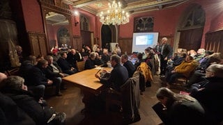 Der Ortsbeirat von Sinzig tagt im Schloss Sinzig | Nach der Flutkatastrophe im Ahrtal mit u.a. zwölf Toten im Gebäude der Lebenshilfe Sinzig will diese jetzt eine neue Einrichtung bauen. Die Pläne stoßen auf Widerstand.