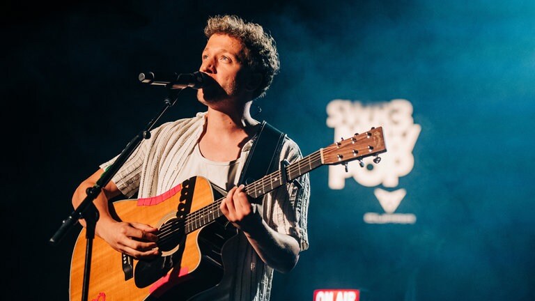 Mit „Herz über Kopf“ ging 2015 für Joris alles los. Genau zehn Jahre nach seiner New-Pop-Premiere kommt Joris zurück nach Baden-Baden und begeisterte mit seinem Homecoming-Konzert im Theater Baden-Baden.