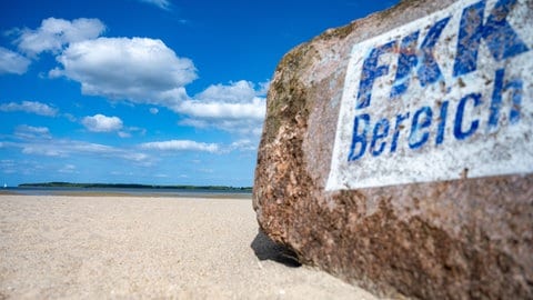 FKK Schild am Strand