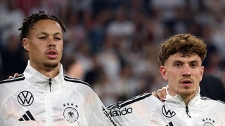 Derry Scherhant und Philipp Treu singen die Nationalhymne