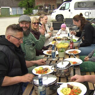 Die Familie und das Team von Bauer Heini beim gemeinsamen Mittagessen