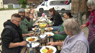 Die Familie und das Team von Bauer Heini beim gemeinsamen Mittagessen
