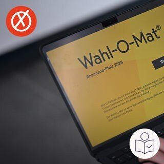Ein Mensch hält einen Laptop. Auf dem Bildschirm von dem Laptop ist die Webseite von dem Wahl-O-Mat. Links oben ist ein roter Kreis mit einem weißen Kreuz. Rechts das SWR Logo für Leichte Sprache.