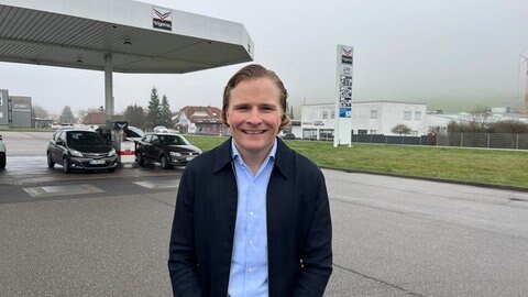 Wolfgang Grupp junior freut sich über großen Andrang an den Trigema-Tankstellen. Für ein SWR-Interview steht er vor der Tankstelle in Burladingen.
