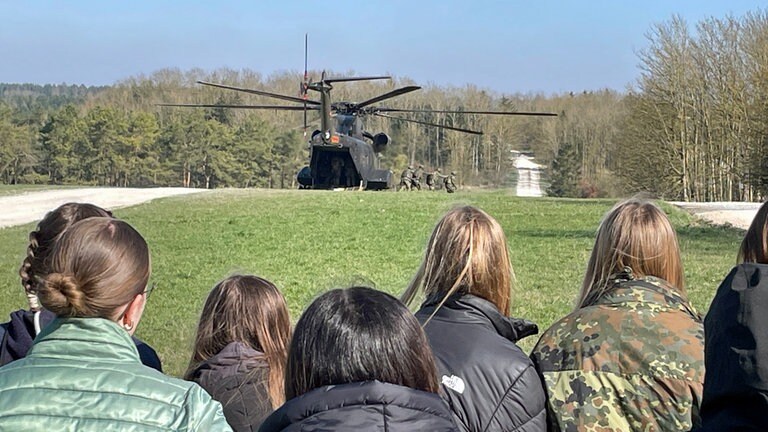 Der Hubschrauber sorgt für großes Aufsehen. Eigens für den Girl‘s Day wurde eine Übung gezeigt, bei der ein Verletzter mit dem Hubschrauber transportiert wurde.