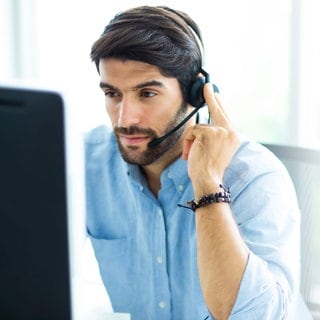 Mann telefoniert mit Headset