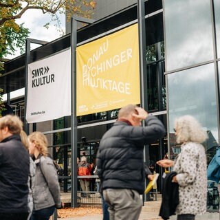Publikum der Donaueschinger Musiktage vor den Donauhallen