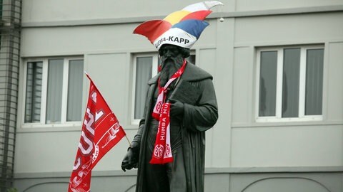 Johannes Gutenberg Statue mit Euro Kapp des 1. FSV Mainz 05. Das Bild stammt aus dem Jahr 2011.