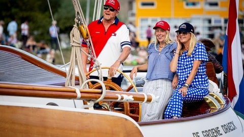König Willem-Alexander lenkt eine Jacht. Mit dabei sind seine Schwägerin, Prinzessin Mabel, und seine Nichte Luana.