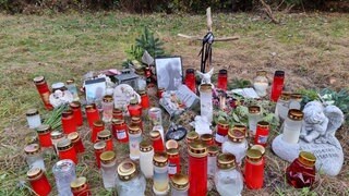 Am Fundort der zwei Leichen am Rodder Maar sind Kerzen aufgestellt. Eine der Angeklagten ist zu lebenslanger Haft verurteilt worden.