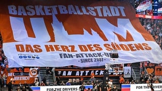 Ulm ist längst zur Basketballstadt geworden. Die Fans haben für das Heimspiel gegen Bayern München im November 2025 ein riesiges Banner gestaltet.