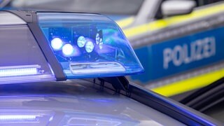 Ein Blaulicht auf dem Dach eines Polizeifahrzeugs. 