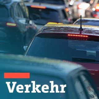 Autos stehen im Stau. Symbolbild mit Schriftzug Verkehr für aktuelle Verkehrsmeldungen.