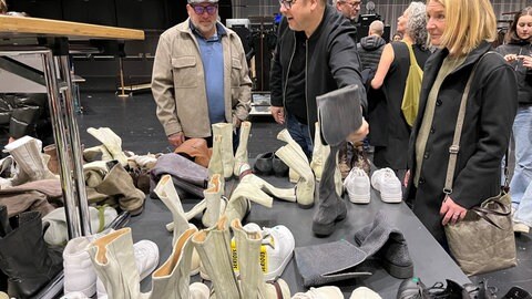 Eingelaufen sind diese Schuhe auf jeden Fall: Gebrauchtes Schuhwerk beim Kostümverkauf bei den Bregenzer Festspielen.