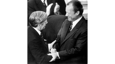 Willy Brandt (rechts, SPD) gratuliert am 16. Mai 1974 seinem Nachfolger Helmut Schmidt (SPD), der neuer Bundeskanzler ist