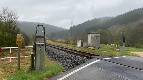 Über den Bahnübergang führt auch ein Wanderweg und der Angelverein nutzt ihn.