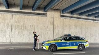 An der Brücke der A6 bei Erlenbach hat die Polizei die genaue Höhe nochmals nachgemessen.
