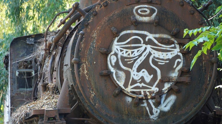 Sogar den abgelegenen Bahnhof von Myloi haben die Sprayer entdeckt