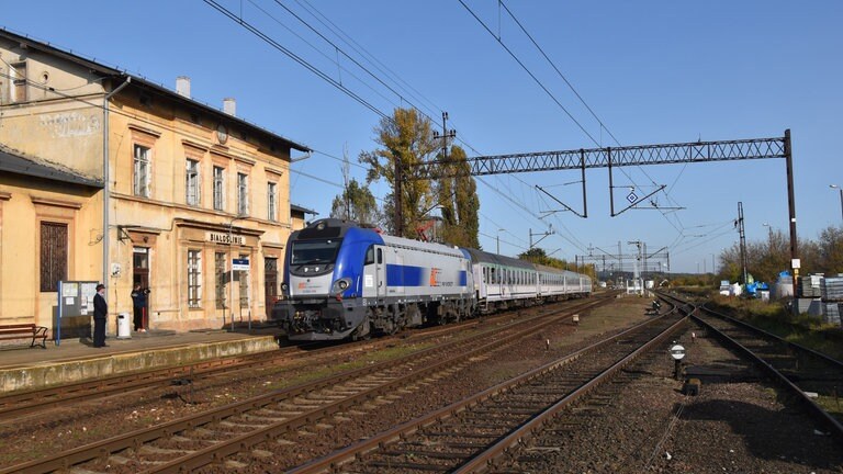 Eine NEWAG EU160 Griffin am Bahnhof von Bialosliwie