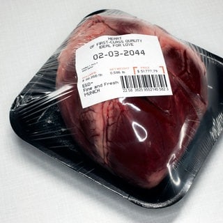 Ein rohes Herz in einer Plastikverpackung
