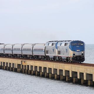 Der Zug "Crescent" auf der Brücke durch den Lake Pontchartrain nördlich von New Orleans