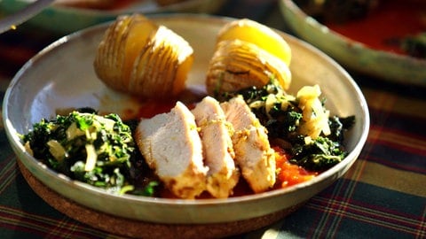 Fächerkartoffel mit Brennesselgemüse, Tomatensauce und Hühnerbrust in einer Schüssel