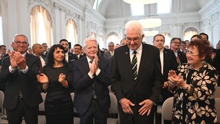 Winnfried Kretschmann bedankt sich bei den applaudierenden Gästen während des Festakts zu seiner Verabschiedung.
