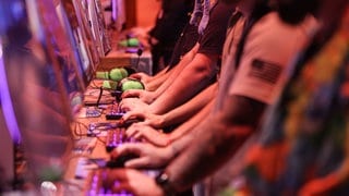 Computerspieler testen das Spiel «World of Warcraft». Die Computerspielemesse Gamescom findet vom vom 20.-24. August 2025 in Köln statt.