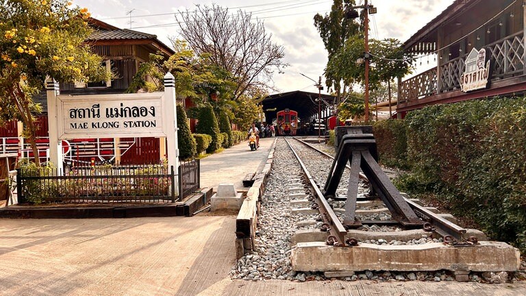 Der Bahnhof von Mae Klong. Hier beginnt die zweiteilige Mae-Klong-Bahn, die nach Bangkok führt. 