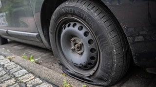 In Heilbronn wurden an zwölf Autos die Reifen zerstochen. (Symbolbild)