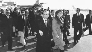 Schah Mohammad Reza Pahlavi und Kaiserin Farah gehen am 16.1.1979 über das Rollfeld des Mehrabad Airport zu einem Flugzeug, um das Land zu verlassen. Der Schah verließ im Zuge der islamischen Revolution von seinen Thron.