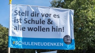 Fahne der Initiative Schule neu Denken. Auch Bob Blume ist der Meinung, dass sich in unserem Bildungssystem einiges ändern muss.