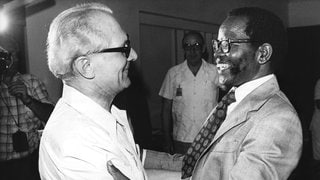 Erich Honecker, Generalsekretär des Zentralkomitees der Sozialistischen Einheitspartei Deutschlands (SED) und Staatsratsvorsitzender der DDR, und Oliver Tambo, Präsident des Afrikanischen Nationalkongresses (ANC) von Südafrika, trafen am 23. Februar 1979 in Maputo in Mosambik zu einer Unterredung zusammen. Honecker hielt sich vom 22. bis 24. Februar zu einem Freundschaftsbesuch in Mosambik auf.