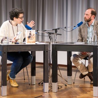 Katharina Borchardt und Olivier Guez im Vor Ort Gespräch.