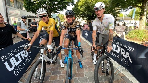 Rund 500 Gravel-Biker machen beim Black Forest Ultra Gravel mit. Unter ihnen sind die ehemaligen Radprofis Udo Bölts und sein Bruder Hartmut Bölts.