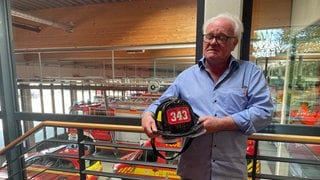 Manne Wolfrum hält den Helm eines bei den Anschlägen vom 11.9.2001 getöteten New Yorker Feuerwerhkameraden.