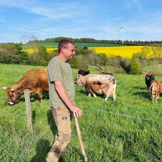 Landwirt Tobias Wollenweber betreibt einen Bio-Betrieb in der Eifel. 