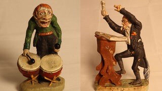 Eine Terrakotta-Figur von einem Trommler und eine Figur von einem Dirigenten