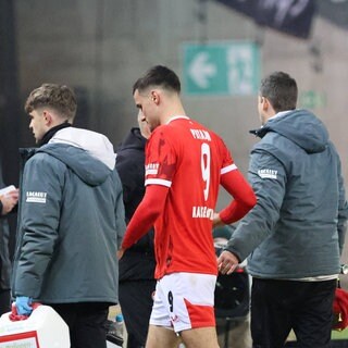 Ivan Prtajin (1. FC Kaiserslautern) humpelt im Spiel gegen Elversberg verletzt vom Platz